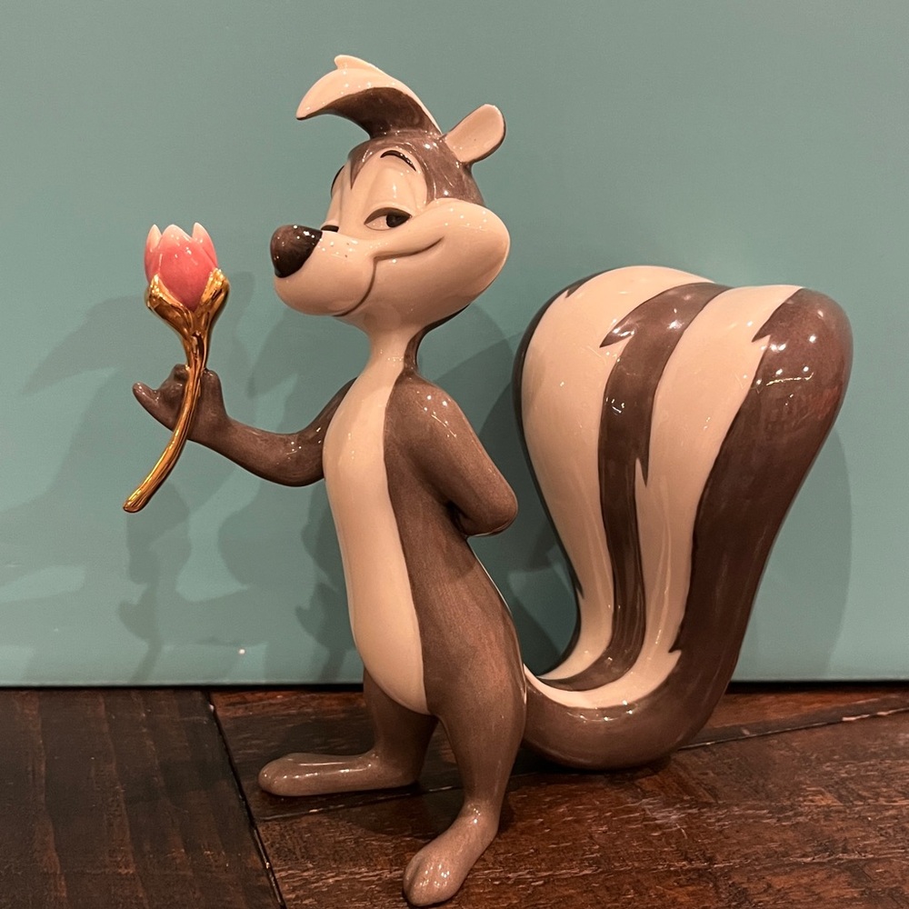 Lenox Vintage Pepe Le Pew Figurine (King of Romance) - Picture 3 of 17